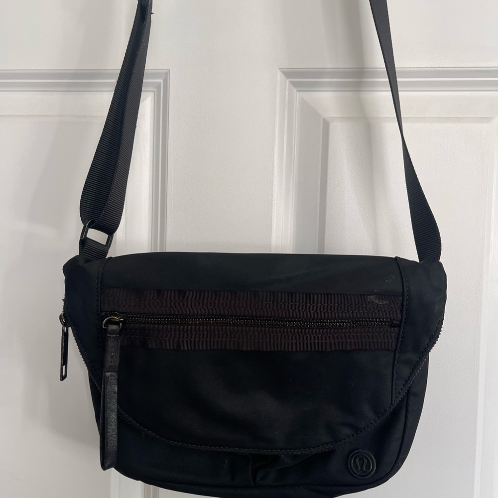 Lululemon crossbody. Good used condition. Any blemishes are shown in the pics.